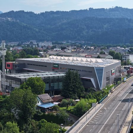 Bild enthält, Road, Architecture, Building, Outdoors, Cityscape, Urban, Freeway, Aerial View, Car, Vehicle