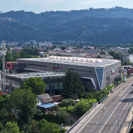 Bild enthält, Road, Architecture, Building, Outdoors, Cityscape, Urban, Freeway, Aerial View, Car, Vehicle