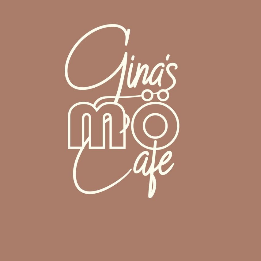 Ein brauner Hintergrund mit weißem kursiver Schrift, der 'Gina's Mo Cafe' lautet. Das Design ist elegant und stilvoll, mit dem Namen 'Gina's' in größerer Schrift über 'Mo Cafe'. Der Hintergrund ist einfarbig und schlicht.