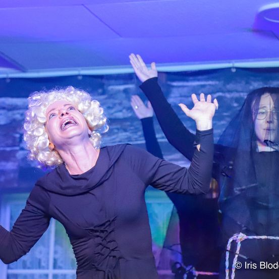 Bild enthält, Finger, Person, Adult, Female, Woman, Club, Lighting, Urban, Night Club, Face