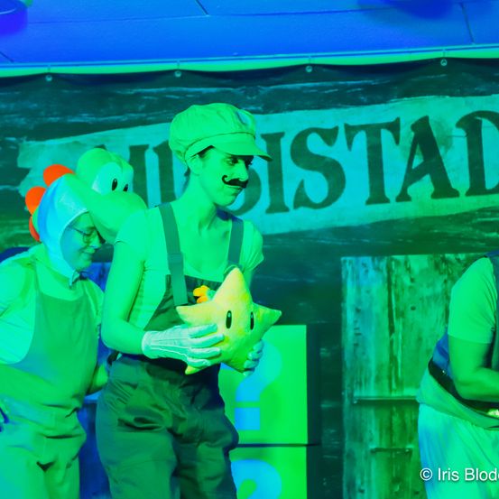 Bild enthält, Adult, Male, Man, Person, Female, Woman, Finger, Hat, Hardhat, Face