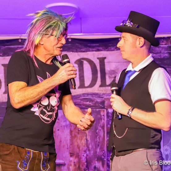 Bild enthält, Finger, Hand, Person, Stage, Adult, Male, Man, Duet, Microphone, Purple