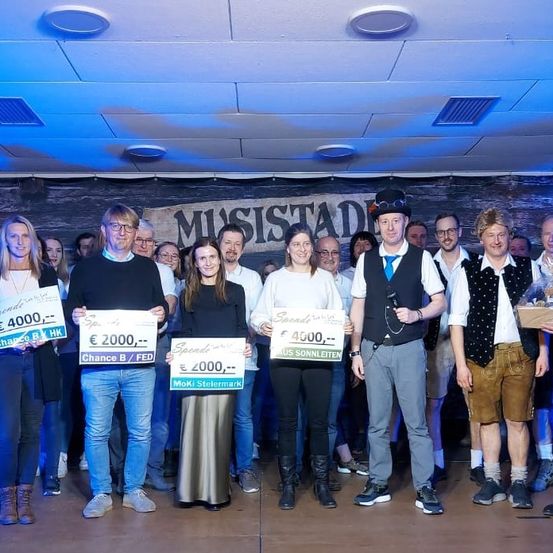 Bild enthält, Groupshot, Person, Adult, Male, Man, Shoe, Crowd, Coat, Shorts, Face