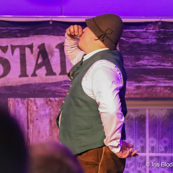 Bild enthält, Purple, Hat, Cap, Adult, Male, Man, Person, Finger, Baseball Cap, Solo Performance