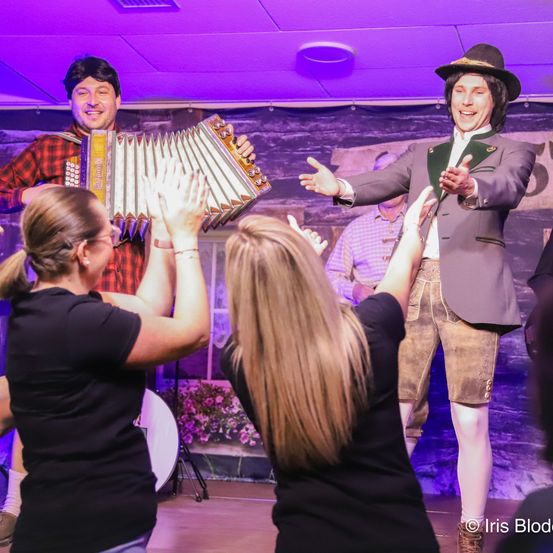 Bild enthält, Stage, Adult, Female, Person, Woman, Male, Man, Urban, Dancing, Shoe