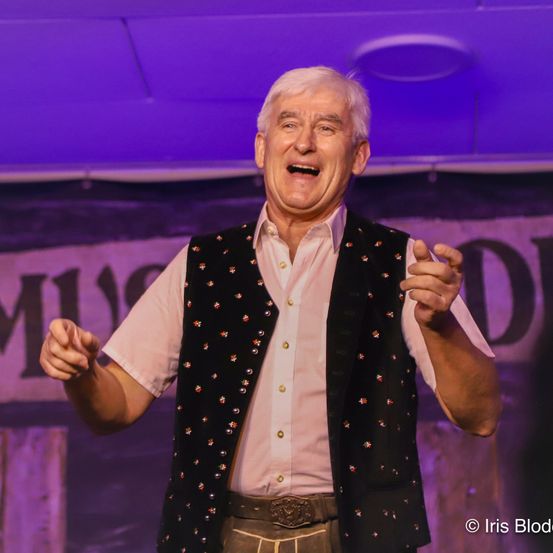 Bild enthält, Finger, Person, Face, Happy, Head, Adult, Male, Man, Solo Performance, Laughing