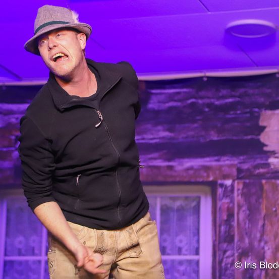 Bild enthält, Purple, Hat, Adult, Male, Man, Person, Solo Performance, Face, Head, Shorts