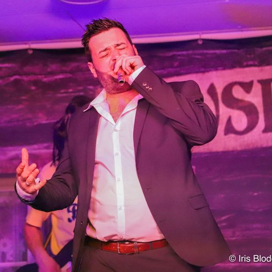 Bild enthält, Performer, Person, Solo Performance, Adult, Male, Man, Face, Suit, Finger, Coat