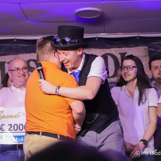 Bild enthält, Hat, Adult, Female, Person, Woman, Male, Man, Face, Dancing, People