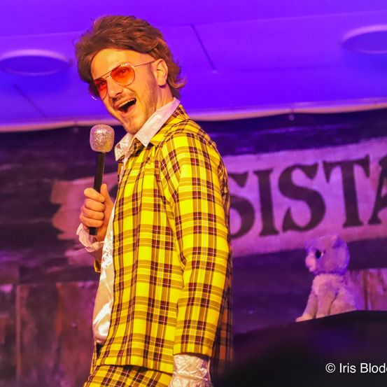 Bild enthält, Microphone, Adult, Male, Man, Person, Stage, Solo Performance, Lighting, Finger, Face