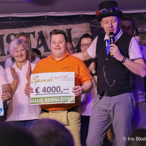 Bild enthält, Person, Adult, Male, Man, Female, Woman, Face, Head, People