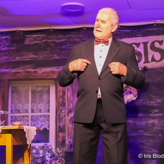 Bild enthält, Formal Wear, Suit, People, Person, Stage, Adult, Male, Man, Solo Performance, Purple