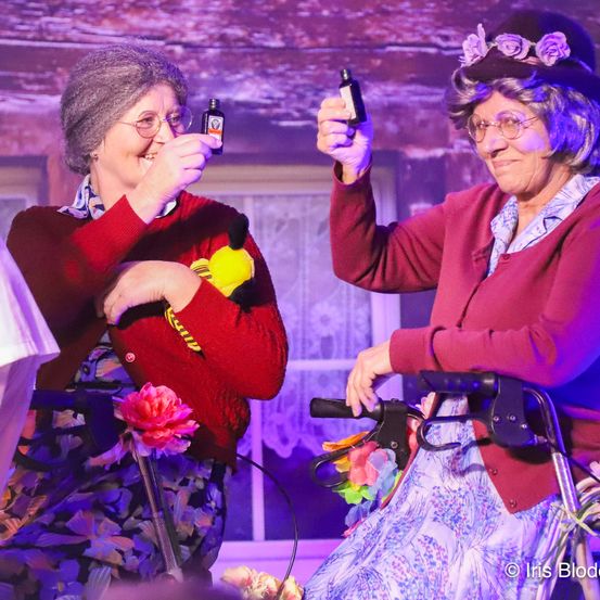 Bild enthält, Purple, Adult, Female, Person, Woman, Finger, Face, Head, Perfume, Glasses