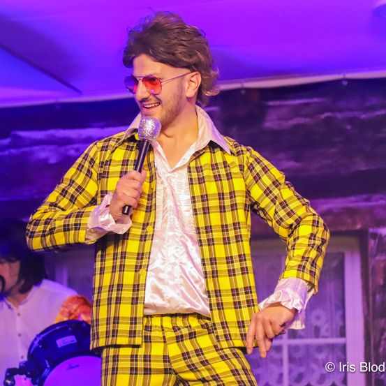 Bild enthält, Performer, Person, Solo Performance, Adult, Male, Man, Microphone, Face, Head, Sunglasses