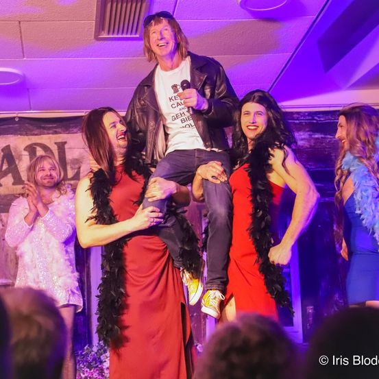 Bild enthält, Adult, Female, Person, Woman, Urban, Club, Night Club, Face, Head, Dress