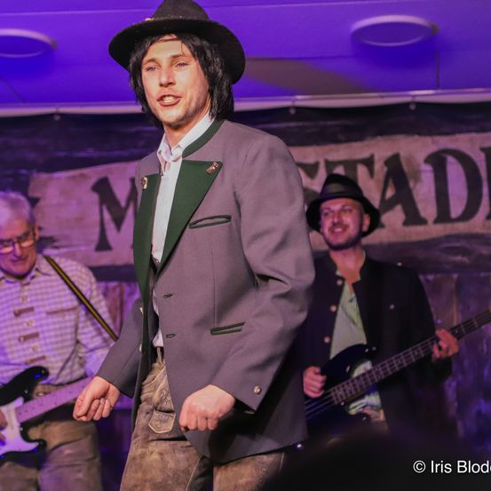 Bild enthält, Guitar, Adult, Male, Man, Person, Concert, Suit, Hat, Guitarist, Face