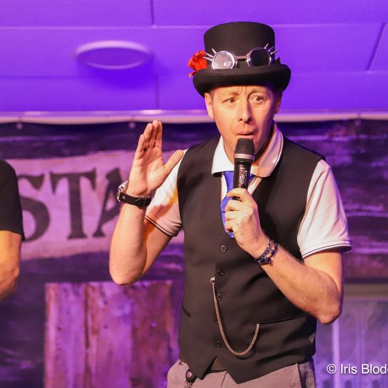 Bild enthält, Finger, Person, Adult, Male, Man, Female, Woman, Purple, Microphone, Face