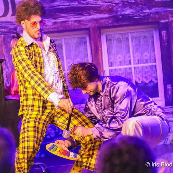 Bild enthält, Stage, Adult, Male, Man, Person, Concert, Guitar, Guitarist, Face, Group Performance