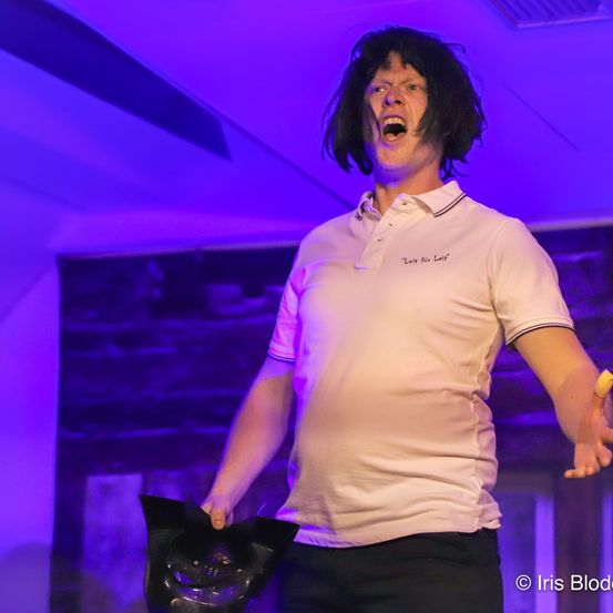 Bild enthält, Clothing, T-Shirt, Adult, Female, Person, Woman, Solo Performance, Finger, Face, Lighting