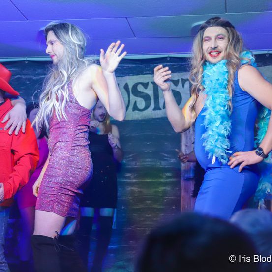 Bild enthält, Club, Night Club, Adult, Female, Person, Woman, Male, Man, Jeans, Jacket