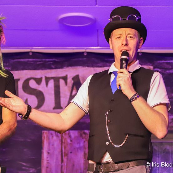 Bild enthält, Finger, Person, Purple, Adult, Female, Woman, T-Shirt, Hat, Microphone, Face