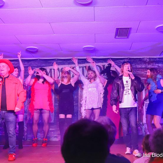 Bild enthält, Urban, Club, Adult, Female, Person, Woman, Male, Man, Jeans, Coat