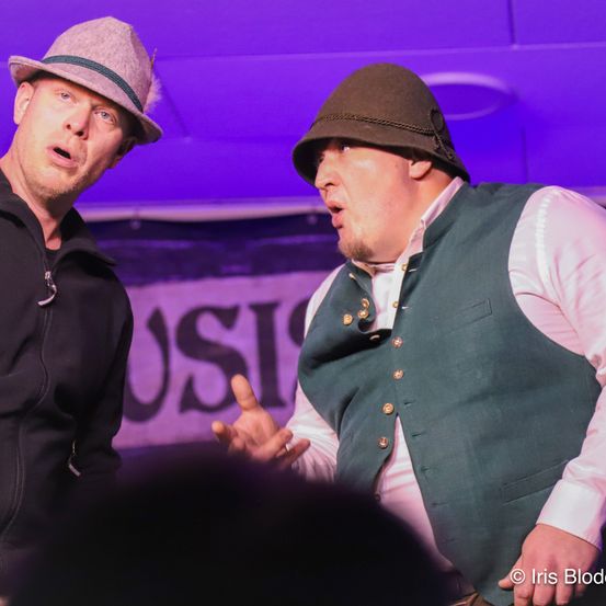 Bild enthält, Hat, Finger, Hand, Person, Sun Hat, Adult, Male, Man, Cap, Vest