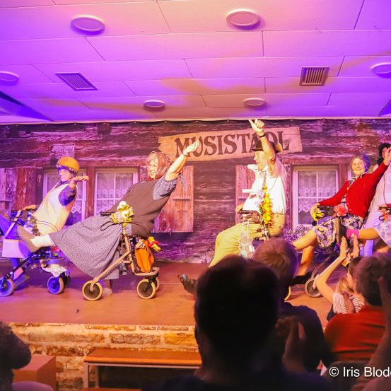 Bild enthält, Stage, Urban, Person, Adult, Female, Woman, Concert, Lighting, Male, Man