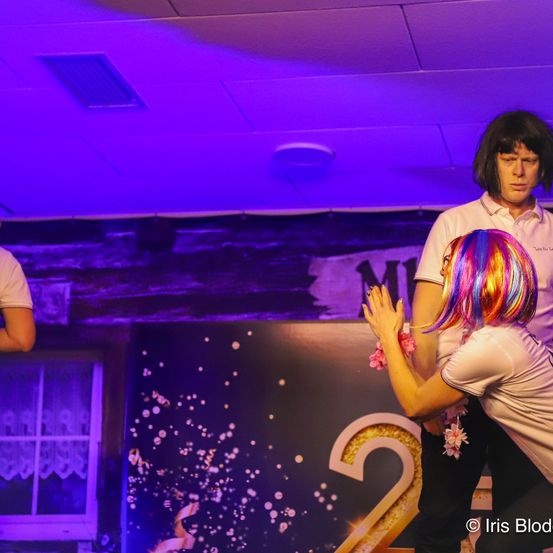 Bild enthält, T-Shirt, Purple, Adult, Female, Person, Woman, Male, Man, Club, Urban