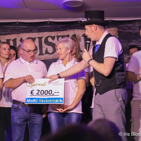 Bild enthält, People, Person, Adult, Male, Man, Female, Woman, Face, Jeans, Crowd