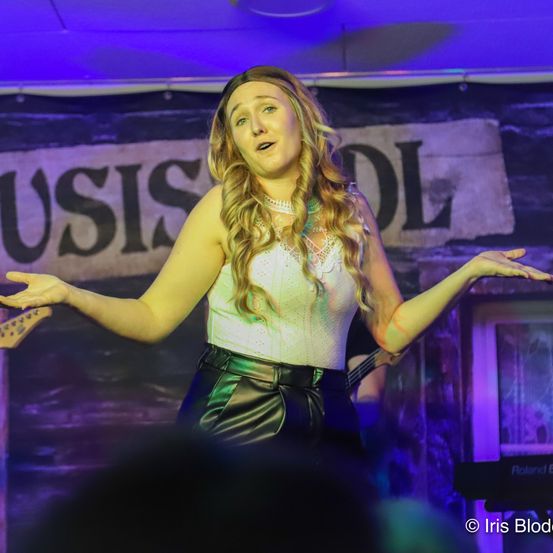 Bild enthält, Concert, Person, Adult, Female, Woman, Male, Man, Guitar, Stage, Urban