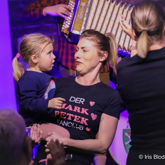 Bild enthält, Adult, Female, Person, Woman, Urban, Club, Child, Girl, Boy, Male