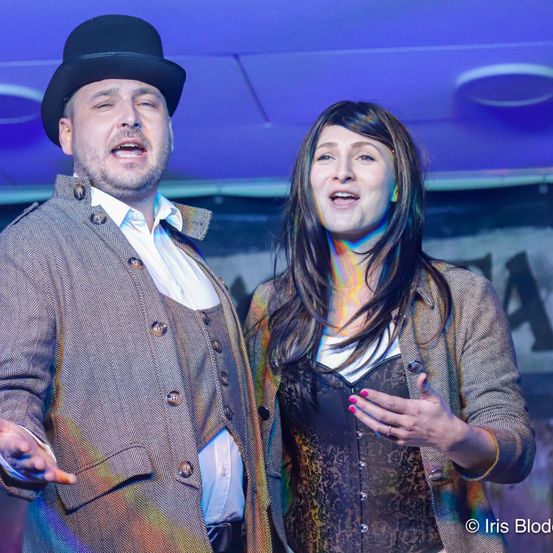 Bild enthält, Adult, Female, Person, Woman, Male, Man, Hat, Face, Head, Coat