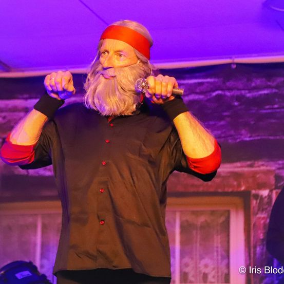 Bild enthält, Finger, Person, Adult, Male, Man, Concert, Solo Performance, Beard, Face, Microphone