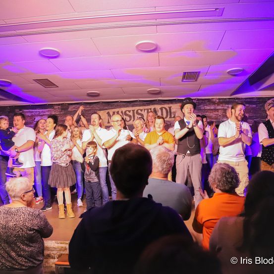 Bild enthält, Adult, Female, Person, Woman, Urban, Male, Man, People, Face, Shoe