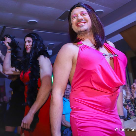 Bild enthält, Dress, Evening Dress, Formal Wear, Urban, Adult, Female, Person, Woman, Club, Night Club