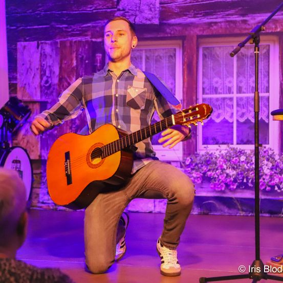 Bild enthält, Guitar, Musical Instrument, Person, Performer, Solo Performance, Guitarist, Music, Musician, Concert, Face