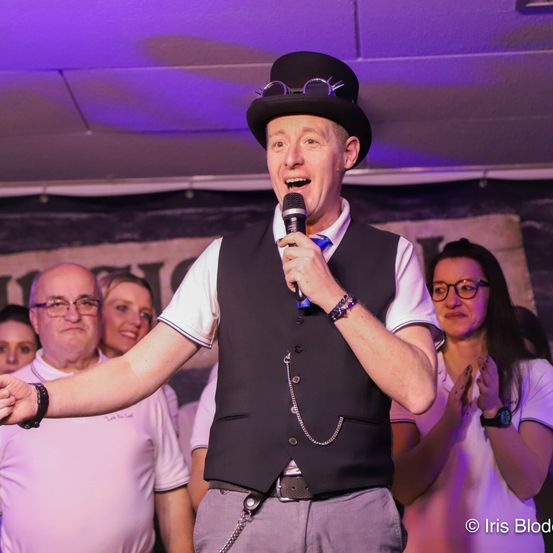 Bild enthält, Finger, Person, Microphone, Adult, Female, Woman, Male, Man, Face, Hat