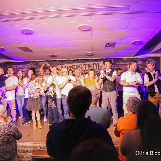 Bild enthält, Urban, Adult, Female, Person, Woman, Male, Man, Face, Dress, Shoe