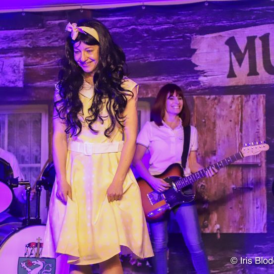 Bild enthält, Person, Guitar, Musical Instrument, Adult, Female, Woman, Group Performance, Concert, Face, Stage