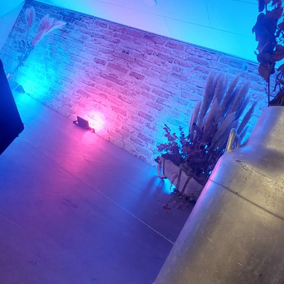 Bild enthält, Floor, Flooring, Lighting, Light, Tin, Can