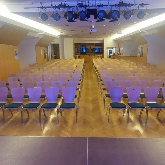 Bild enthält, People, Indoors, Building, Classroom, School, Crowd, Auditorium, Hall, Theater, Chair