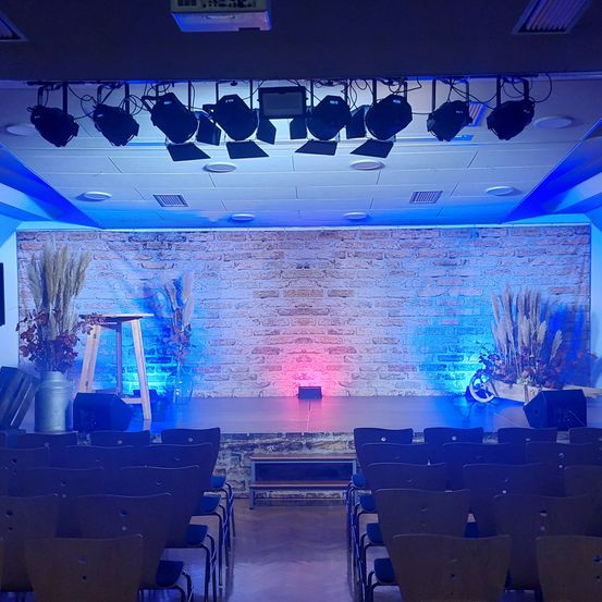 Bild enthält, Stage, Indoors, Theater, Auditorium, Hall, Interior Design, Lighting, Building, People, Urban