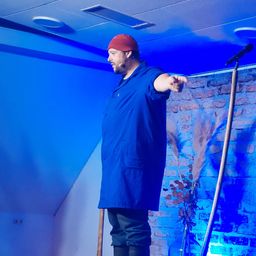 Bild enthält, Lighting, Adult, Male, Man, Person, Photography, Portrait, Solo Performance, Shoe, Field Hockey Stick