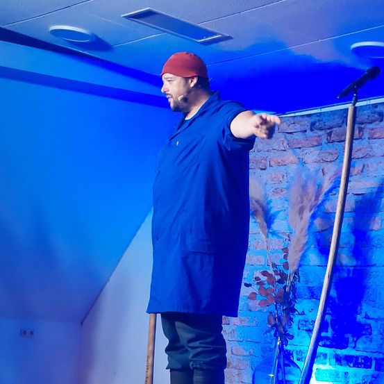 Bild enthält, Lighting, Adult, Male, Man, Person, Photography, Portrait, Solo Performance, Shoe, Field Hockey Stick