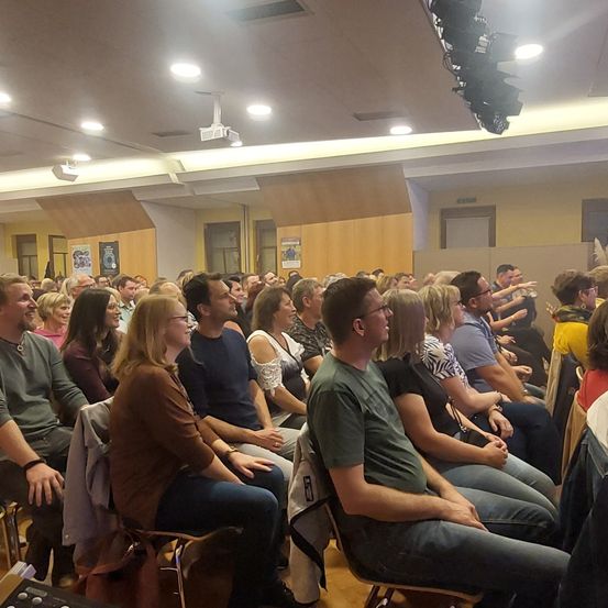 Bild enthält, People, Person, Adult, Female, Woman, Crowd, Classroom, School, Lecture, Man