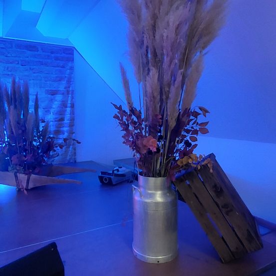 Bild enthält, Flower, Flower Arrangement, Plant, Flower Bouquet, Interior Design, Floor, Flooring, Ikebana, Living Room, Lighting