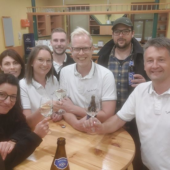 Bild enthält, Photography, Portrait, People, Dining Table, Table, Dining Room, Glasses, Beer, Shirt, Living Room