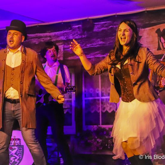 Bild enthält, Dancing, Person, Adult, Female, Woman, Male, Man, Stage, Guitar, Urban