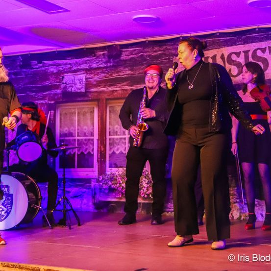 Bild enthält, Stage, Group Performance, Music Band, Person, Adult, Male, Man, Female, Woman, Concert